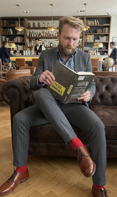 Stephane Laurrain lisant un livre